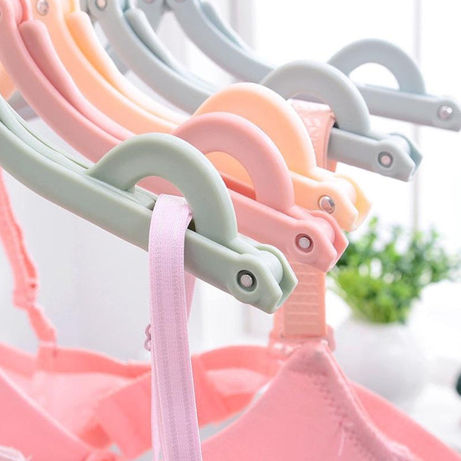 Travel-friendly clothes hangers, portable and foldable, 10 pieces. Travel-friendly clothes hangers, portable and foldable, 10 pieces.